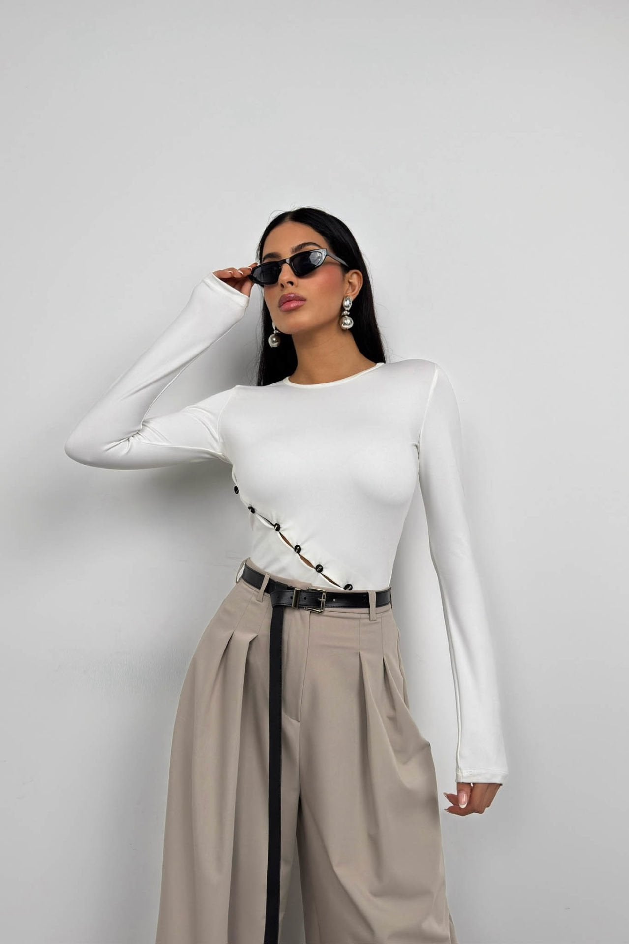 Moderne asymmetrische weiße Bluse mit Knöpfen