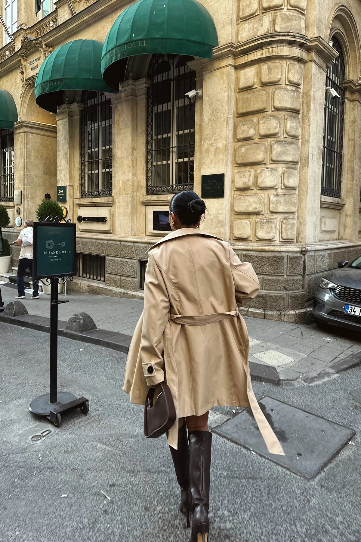 Der cremefarbene Trenchcoat „The Parisian Charm“ mit Revers 